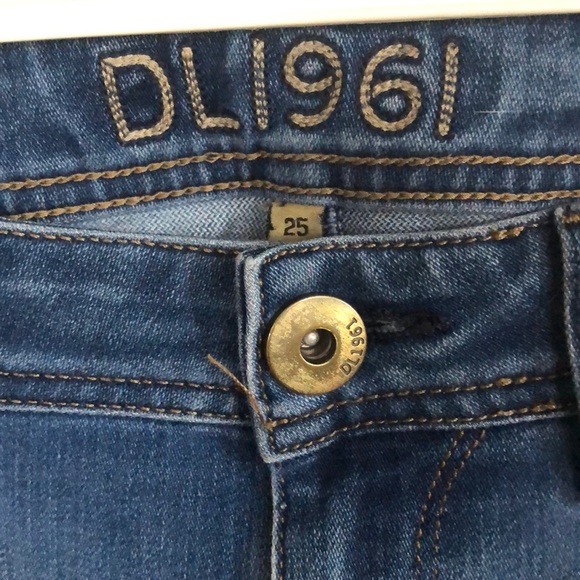 DL jeans size 25- fits more like a 24. - Picture 2 of 4